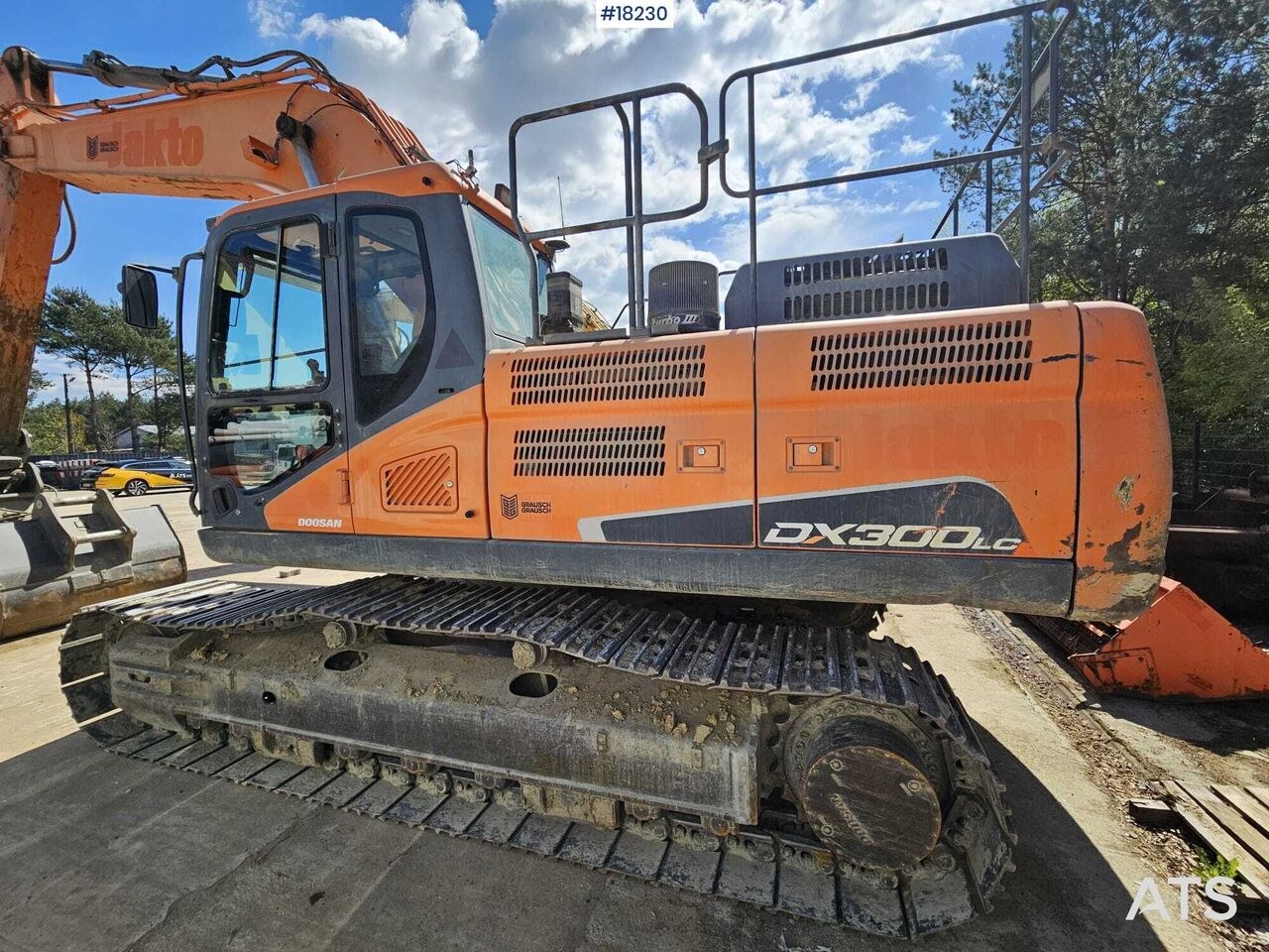 2015 Doosan DX300LC crawler excavator side view 2015 Doosan DX300LC crawler excavator side view