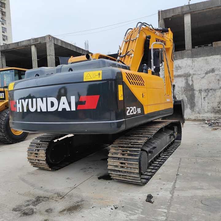 2021 Hyundai 220-9S crawler excavator rear view 2021 Hyundai 220-9S crawler excavator rear view