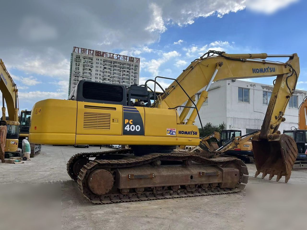 2018 Komatsu PC400-8 crawler excavator, side view