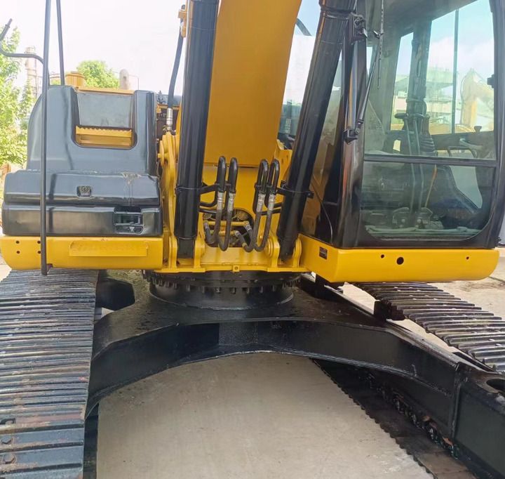 Escavadora de rastos 2022 Caterpillar 320D, vista lateral da cabina e lança Escavadora de rastos 2022 Caterpillar 320D, vista lateral da cabina e lança