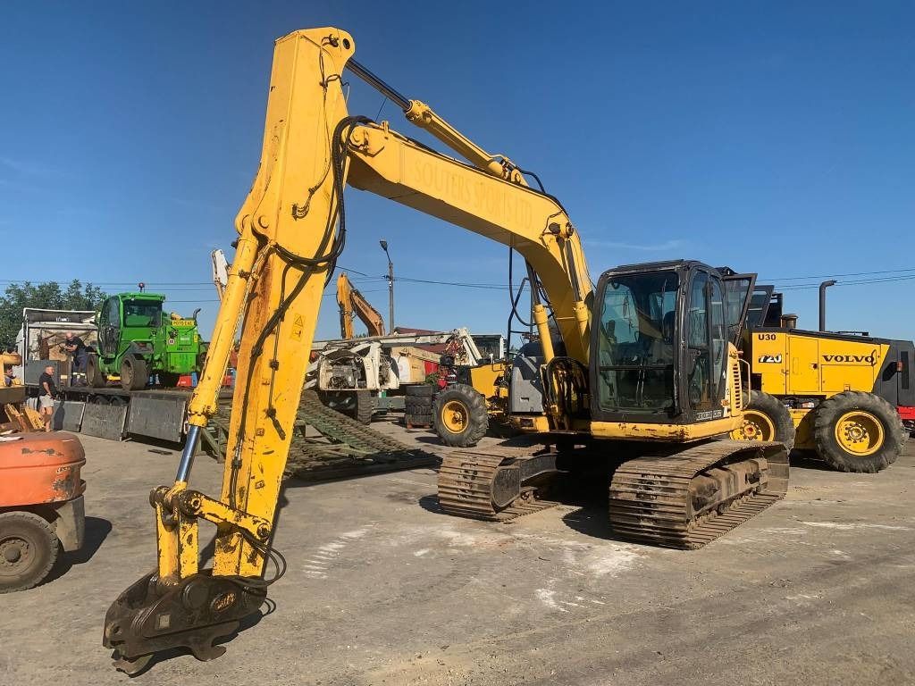 2006 New Holland E135SR crawler excavator, front three-quarter view
