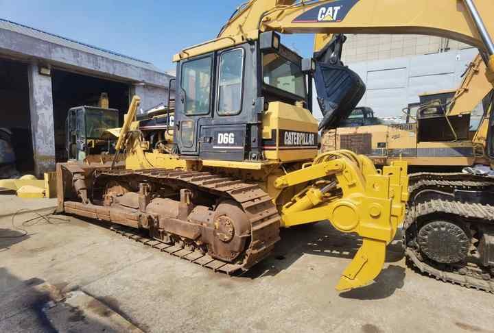 Caterpillar D6G crawler dozer, rear three-quarter view Caterpillar D6G crawler dozer, rear three-quarter view