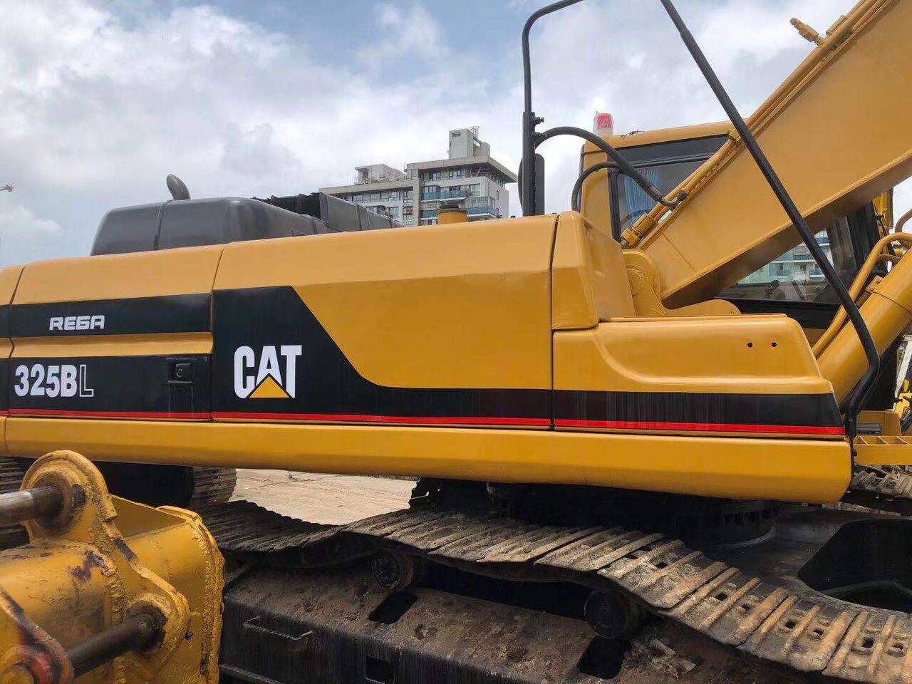 2024 Caterpillar 325BL crawler excavator side view 2024 Caterpillar 325BL crawler excavator side view