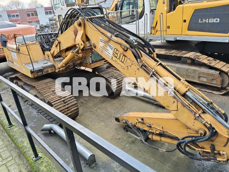 2000 Liebherr R900B LI crawler excavator, high-angle view 2000 Liebherr R900B LI crawler excavator, high-angle view