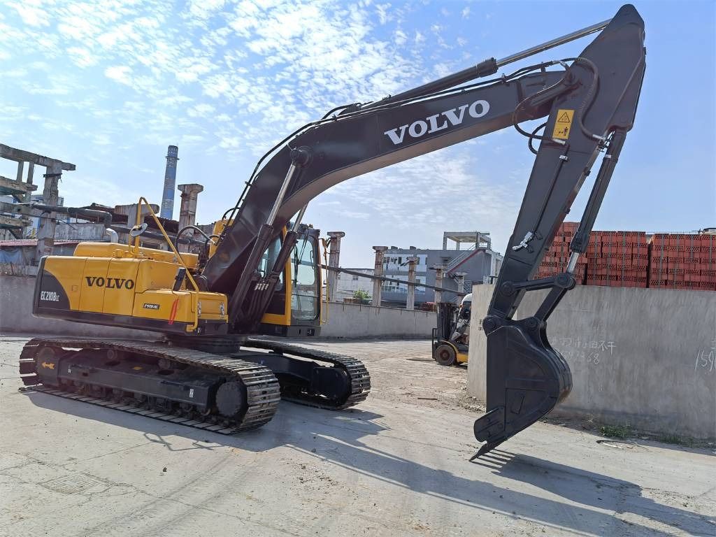 2023 Volvo EC210B crawler excavator, side view 2023 Volvo EC210B crawler excavator, side view