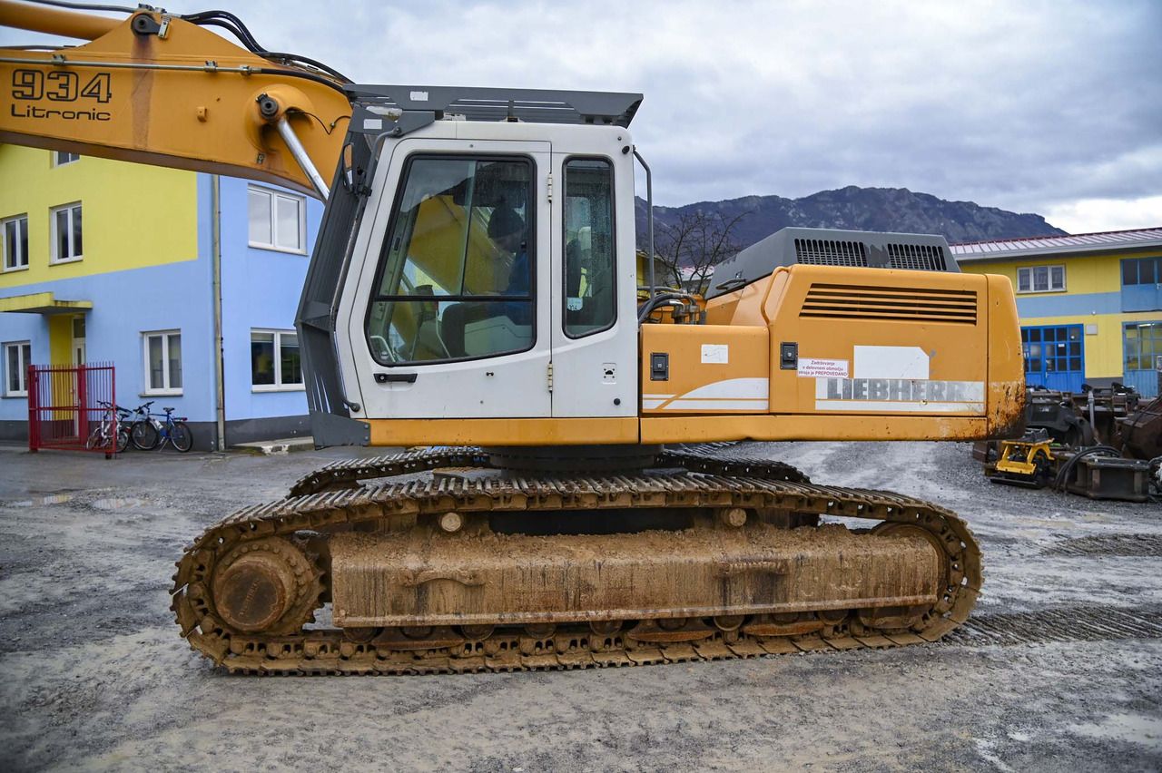 2004 Liebherr R934B crawler excavator side view 2004 Liebherr R934B crawler excavator side view