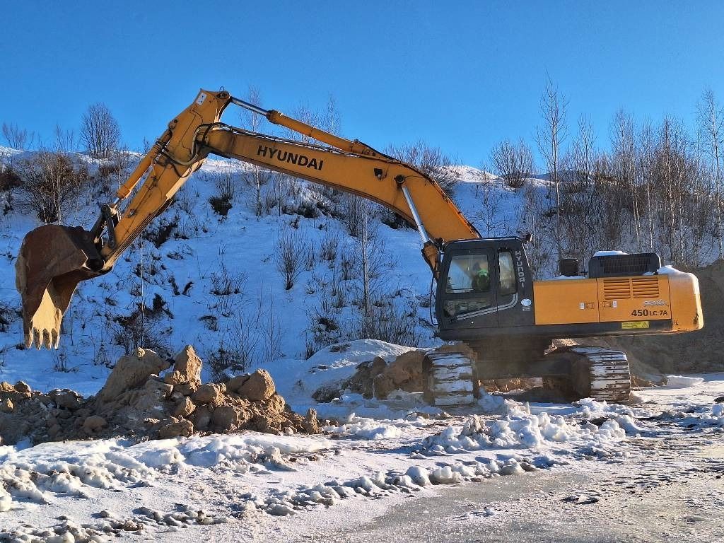 2008 Hyundai R450LC-7A crawler excavator, side view 2008 Hyundai R450LC-7A crawler excavator, side view
