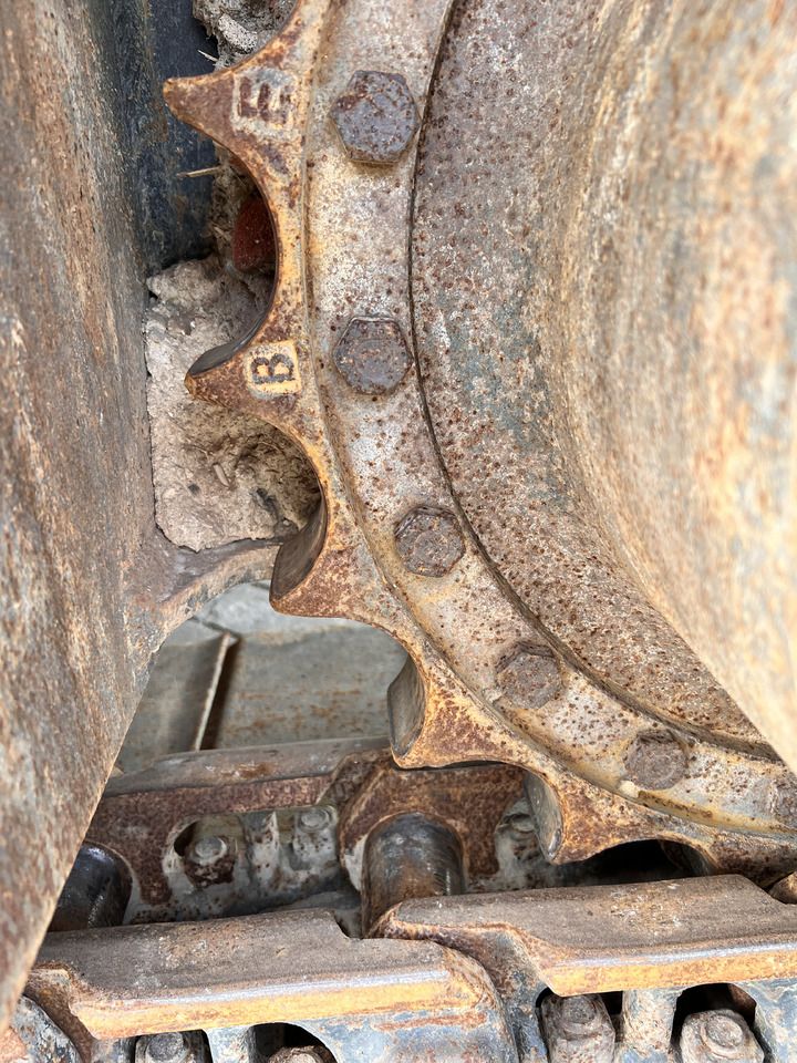 2014 Komatsu PC190LC-8 crawler excavator drive sprocket detail 2014 Komatsu PC190LC-8 crawler excavator drive sprocket detail