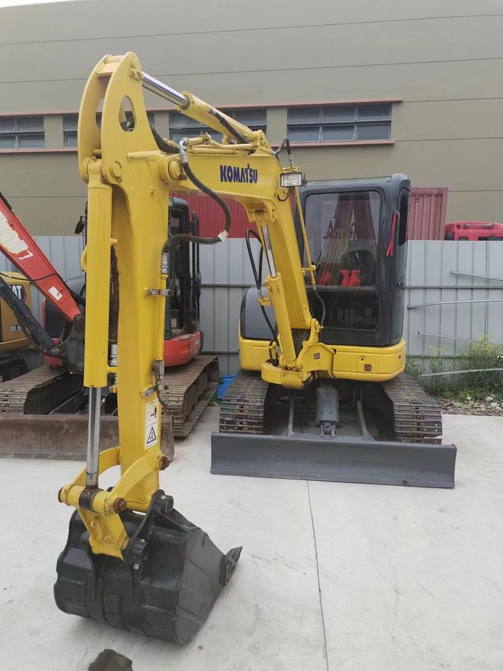 2018 Komatsu PC40 mini excavator, front three-quarter view 2018 Komatsu PC40 mini excavator, front three-quarter view
