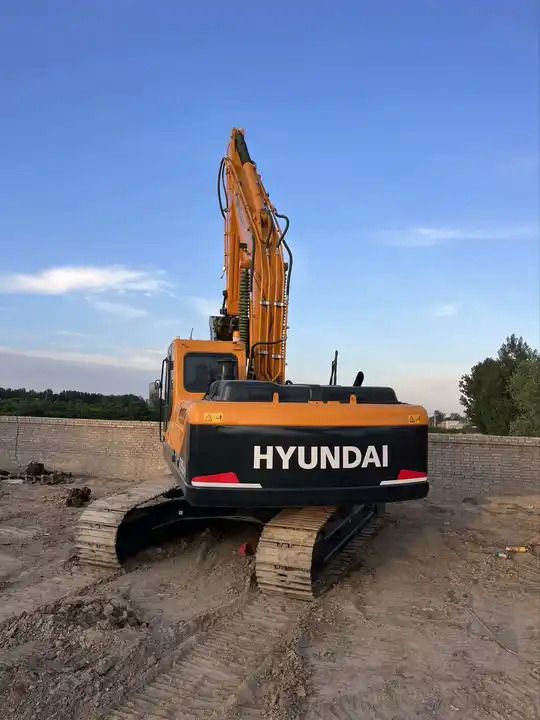 2019 Hyundai R225LC-9T crawler excavator, rear three-quarter view