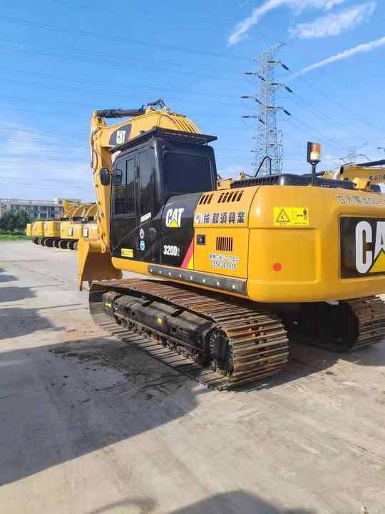 Excavadora de orugas Caterpillar 320D2 2023, vista trasera de tres cuartos Excavadora de orugas Caterpillar 320D2 2023, vista trasera de tres cuartos
