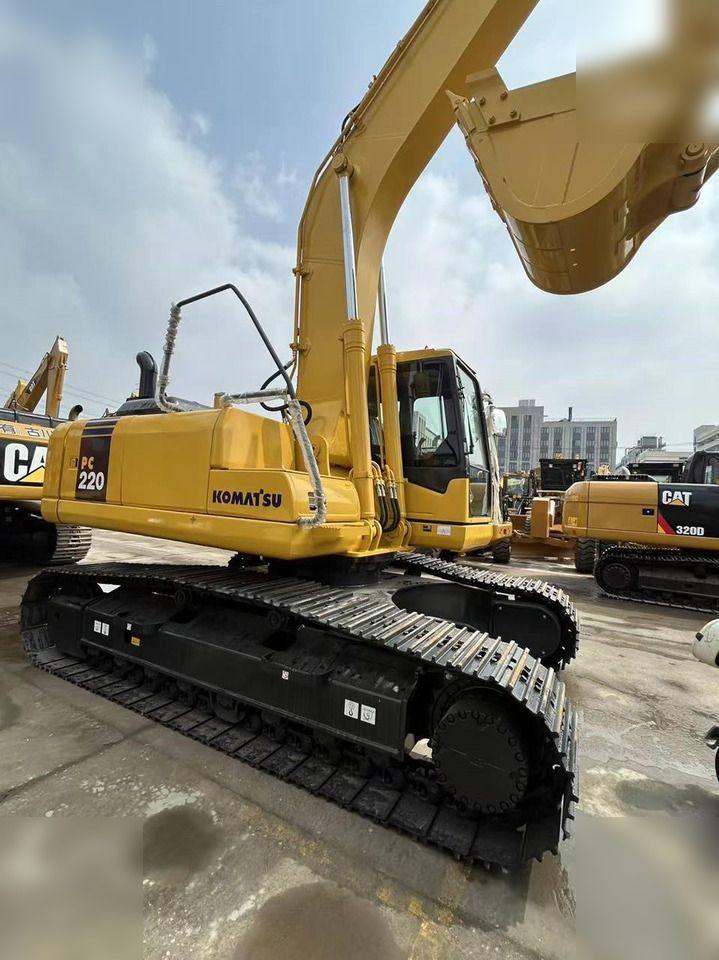 2025 Komatsu PC220-7 crawler excavator side view 2025 Komatsu PC220-7 crawler excavator side view