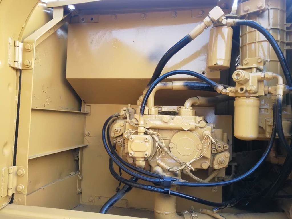 2021 Caterpillar 320C crawler excavator engine compartment view 2021 Caterpillar 320C crawler excavator engine compartment view
