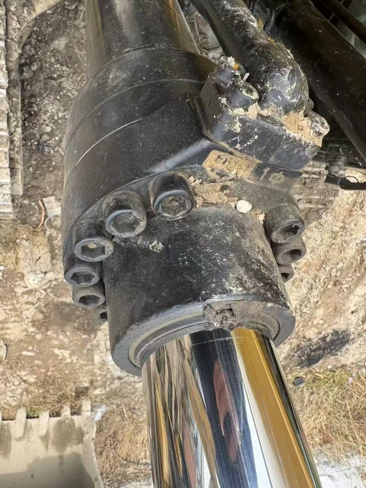 Dettaglio cilindro idraulico escavatore cingolato Caterpillar 320D2 del 2017 Dettaglio cilindro idraulico escavatore cingolato Caterpillar 320D2 del 2017