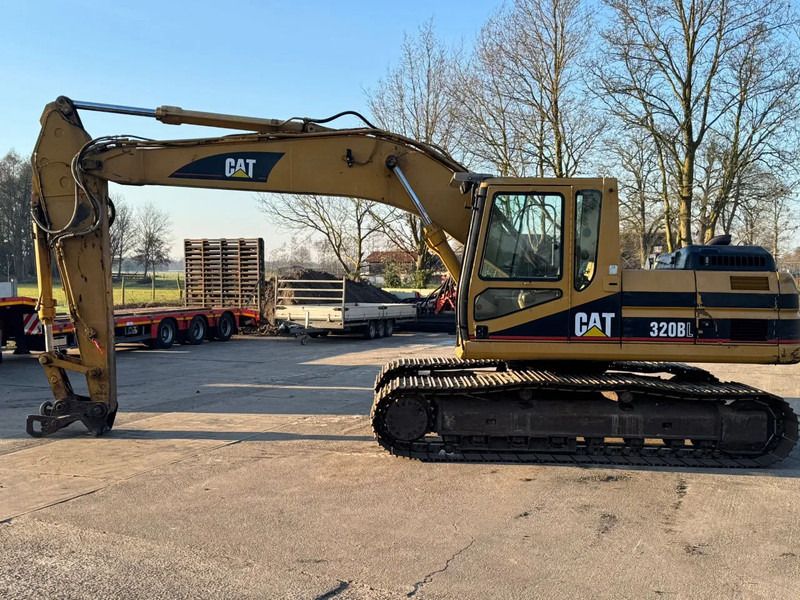 2000 Caterpillar 320BL crawler excavator side view 2000 Caterpillar 320BL crawler excavator side view