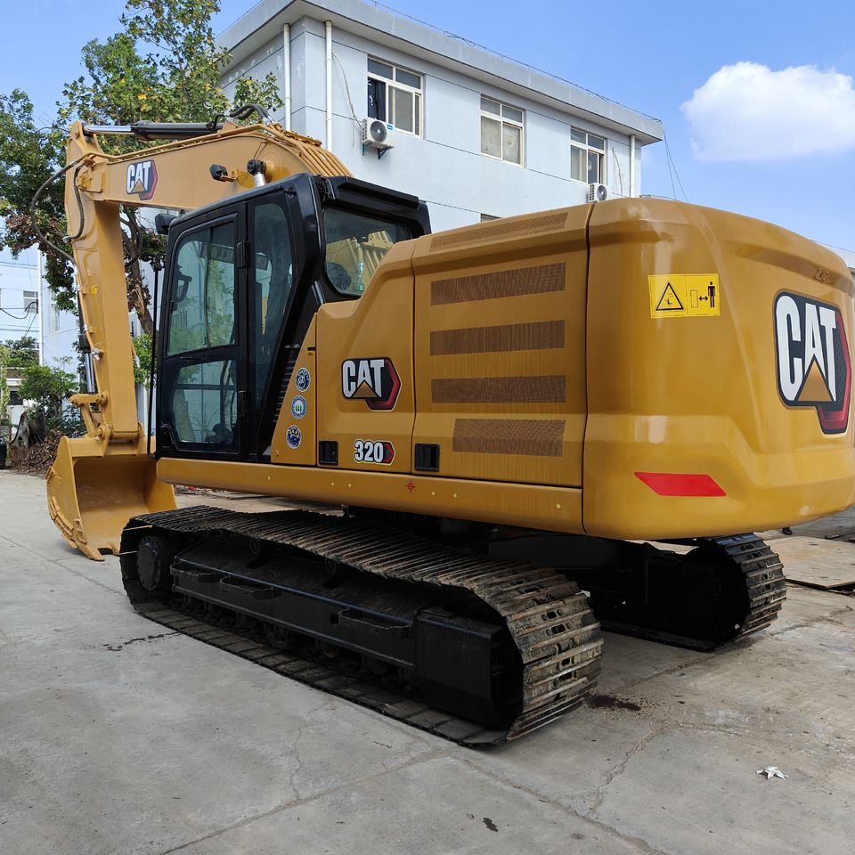 Caterpillar 320E crawler excavator, rear three-quarter view Caterpillar 320E crawler excavator, rear three-quarter view