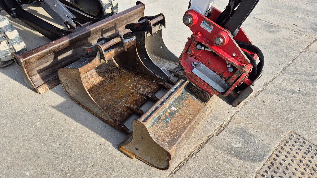 2020 Bobcat E26 mini excavator bucket and tilt coupler detail 2020 Bobcat E26 mini excavator bucket and tilt coupler detail