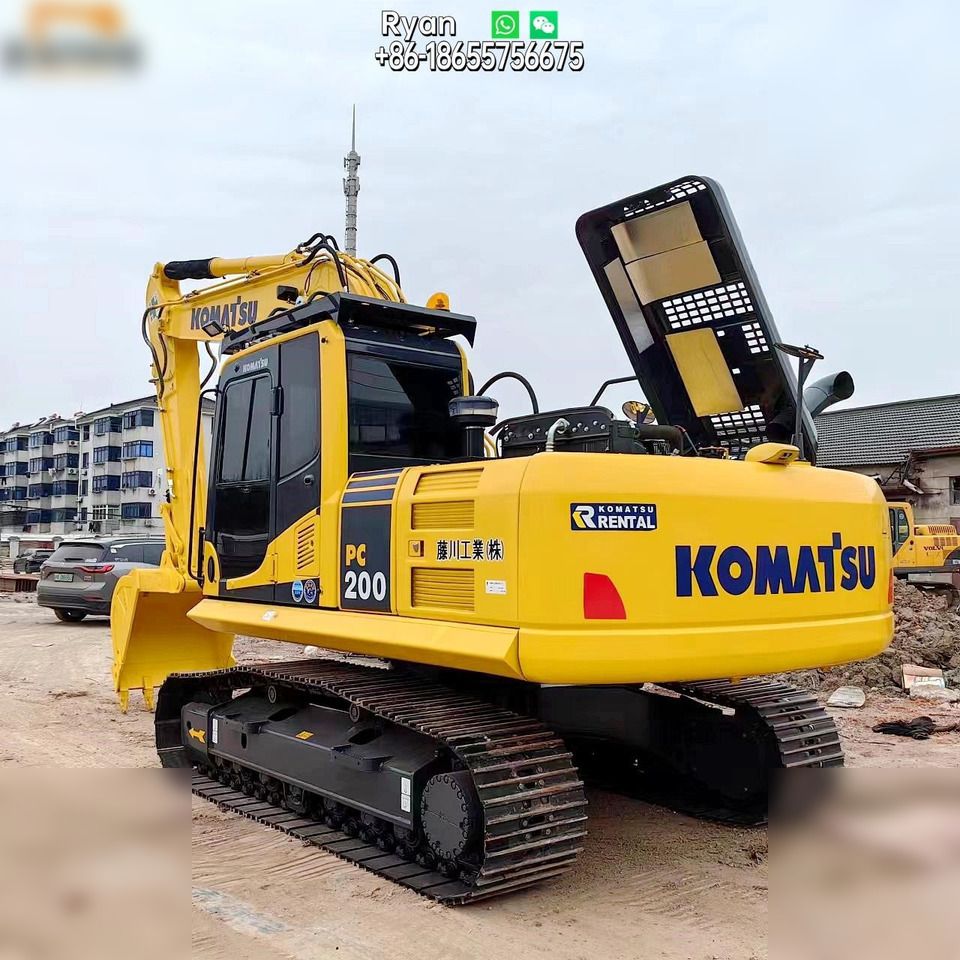 2022 Komatsu PC200-8 Raupenbagger, Ansicht von hinten halbrechts 2022 Komatsu PC200-8 Raupenbagger, Ansicht von hinten halbrechts