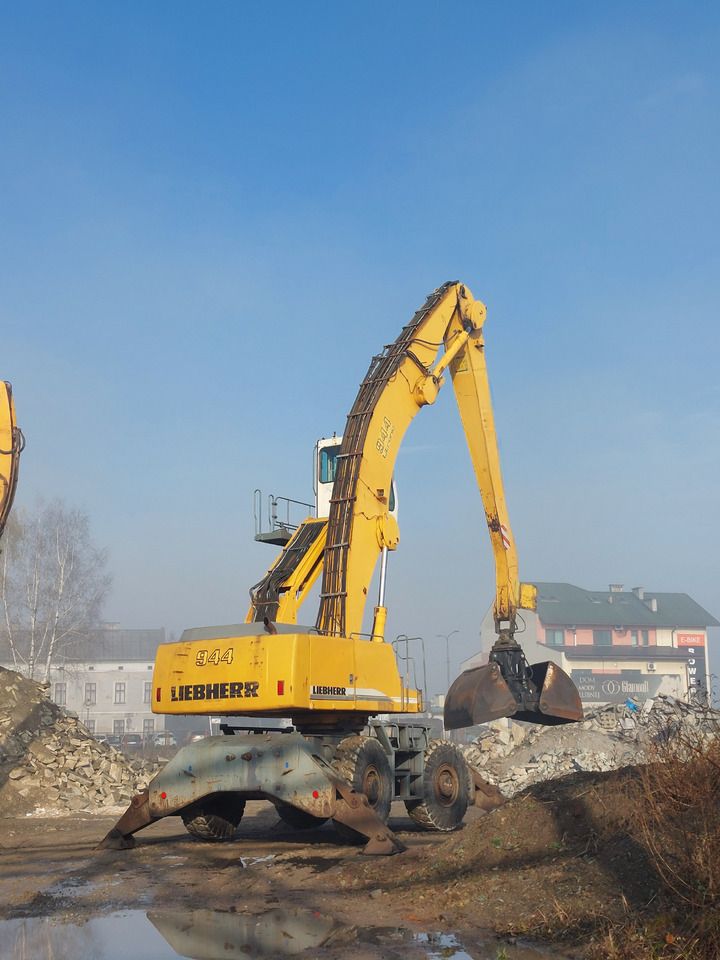 2005 Liebherr 944 material handler, rear three-quarter view 2005 Liebherr 944 material handler, rear three-quarter view