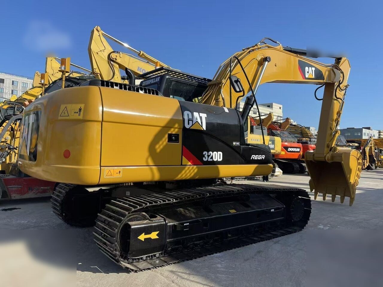 Escavatore cingolato Caterpillar 320D del 2024, vista posteriore tre quarti Escavatore cingolato Caterpillar 320D del 2024, vista posteriore tre quarti