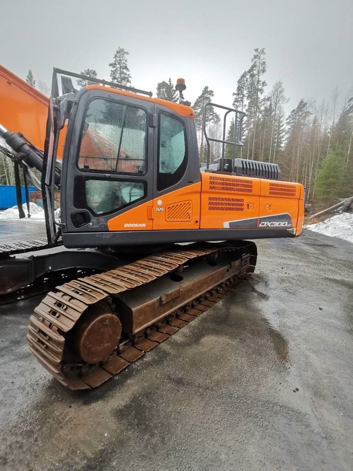 2018 Doosan DX300LC-5 crawler excavator side view 2018 Doosan DX300LC-5 crawler excavator side view