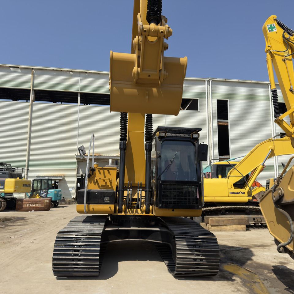 Escavadora de rastos Caterpillar 320D2L, vista frontal Escavadora de rastos Caterpillar 320D2L, vista frontal