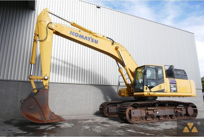 2017 Komatsu PC490LC-11 crawler excavator side view 2017 Komatsu PC490LC-11 crawler excavator side view