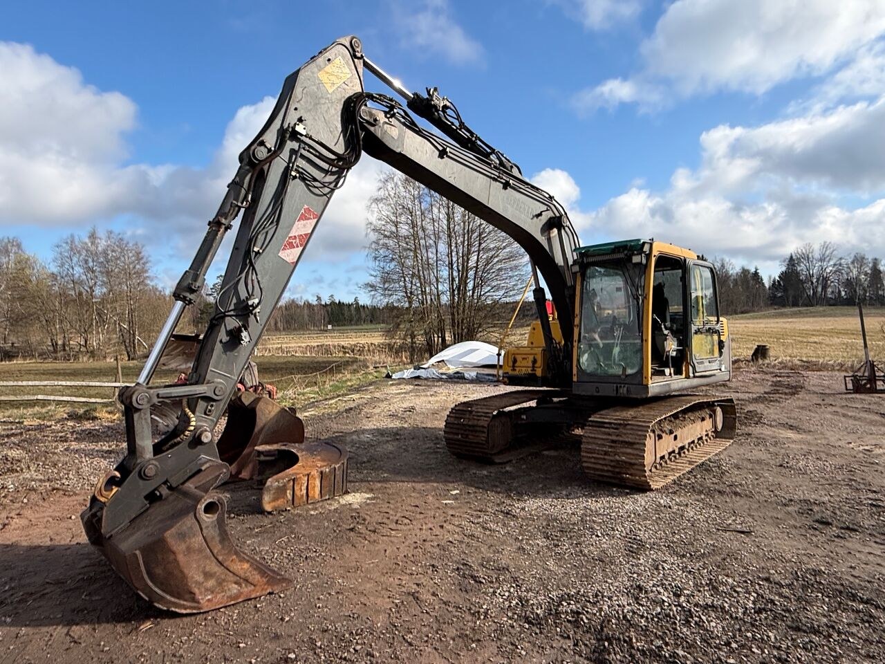 2004 Volvo EC140BLC crawler excavator, side view 2004 Volvo EC140BLC crawler excavator, side view