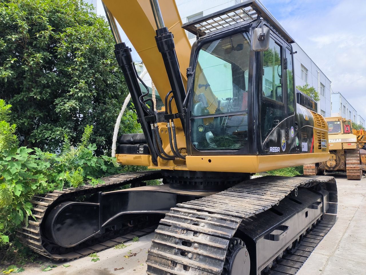 Caterpillar 330D crawler excavator, front three-quarter view Caterpillar 330D crawler excavator, front three-quarter view