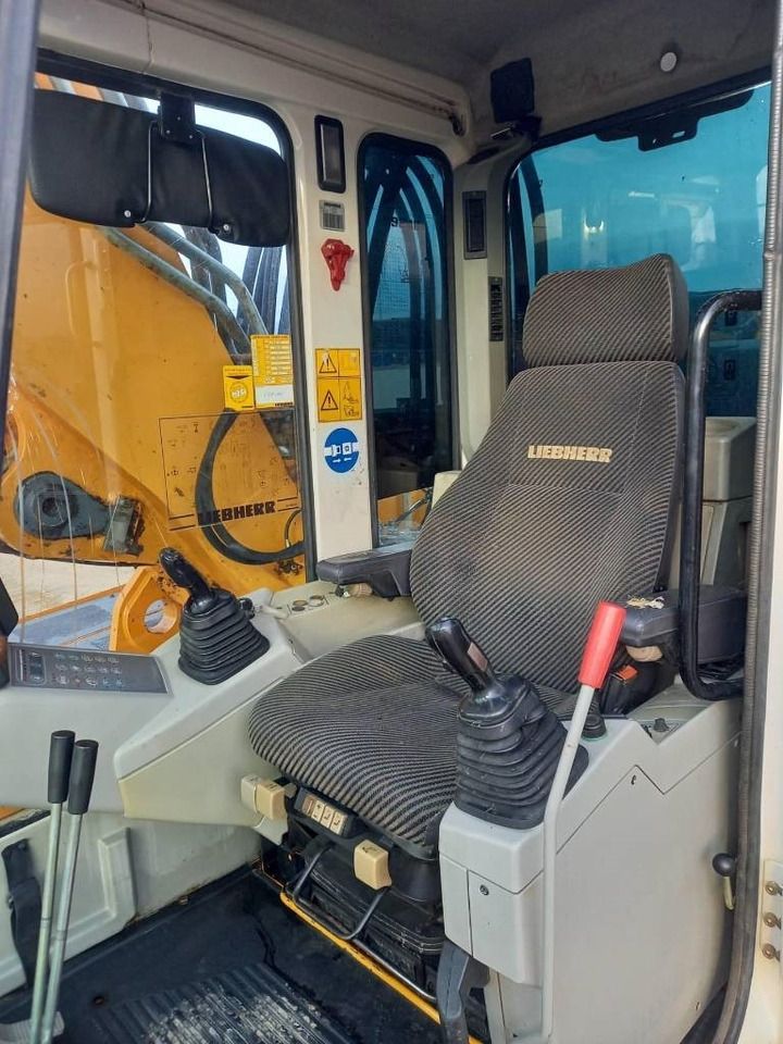 2007 Liebherr R924B HD S L LITROIC crawler excavator interior view