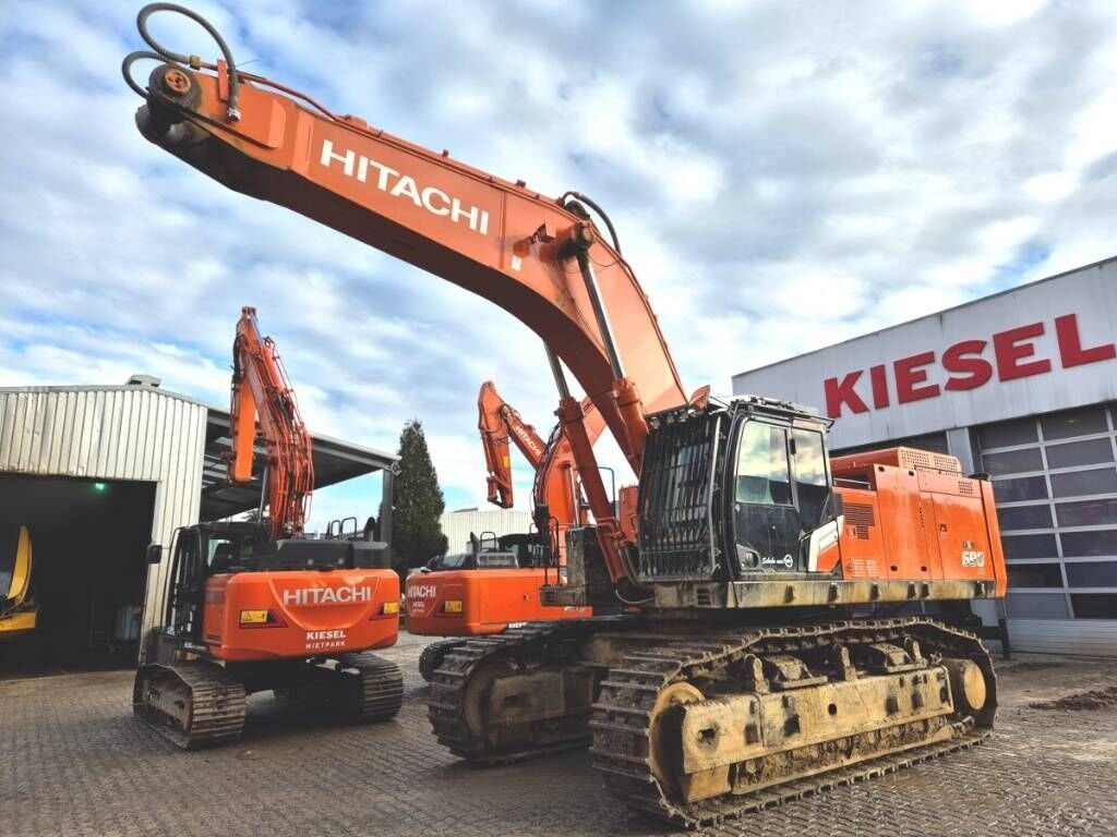 2022 Hitachi ZX690 LCH-7 crawler excavator, side view 2022 Hitachi ZX690 LCH-7 crawler excavator, side view