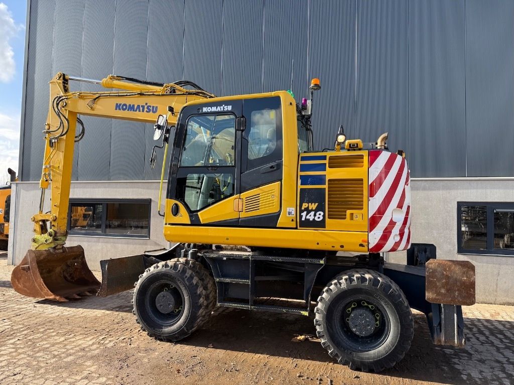 2019 Komatsu PW148-11 wheel excavator, side view