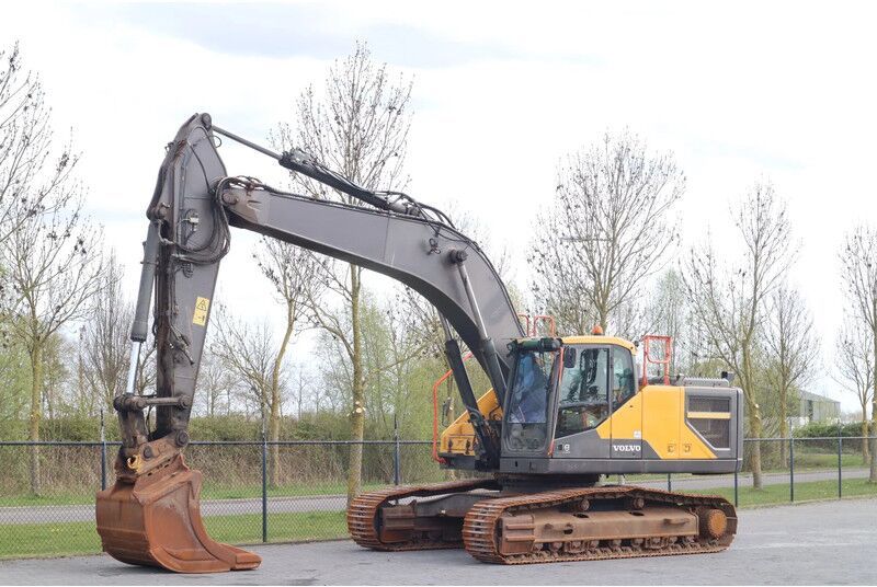 2016 Volvo EC300EL crawler excavator, side view