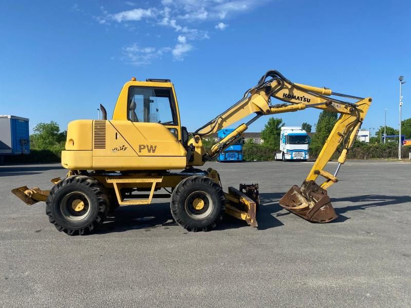 2000 Komatsu PW95 wheel excavator, side view 2000 Komatsu PW95 wheel excavator, side view