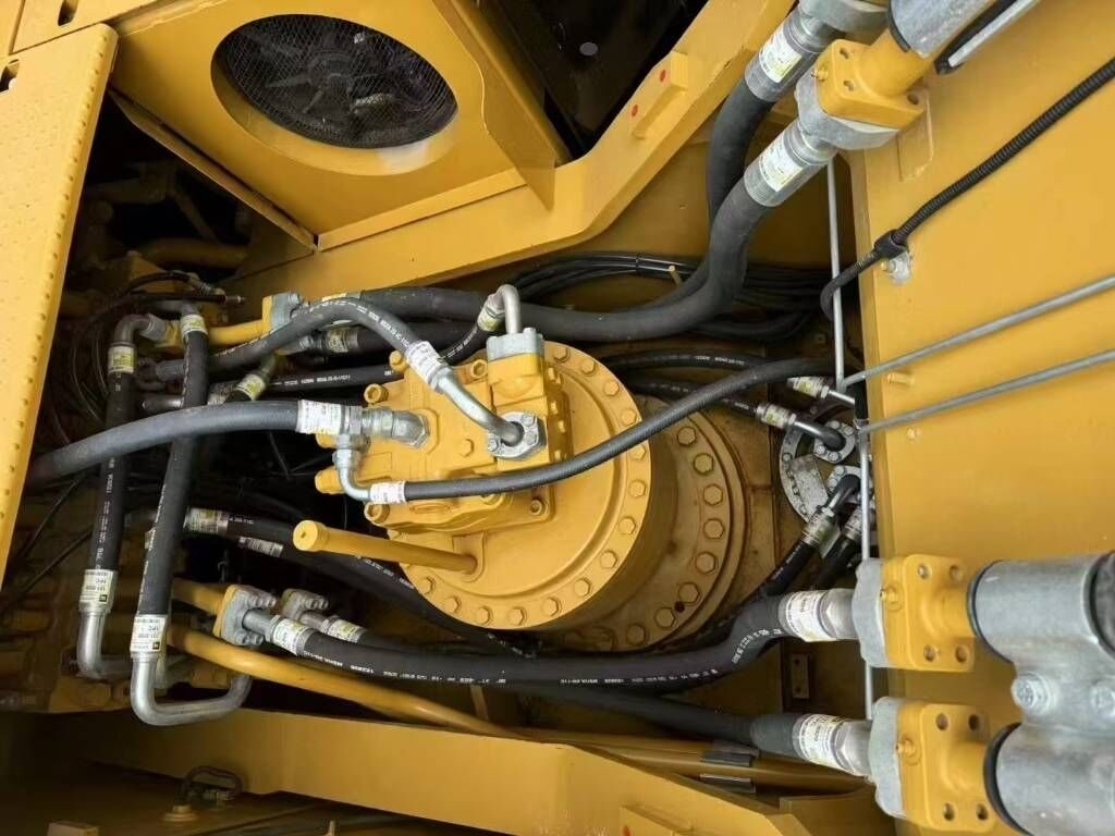 2025 Caterpillar 330 crawler excavator hydraulic pump detail