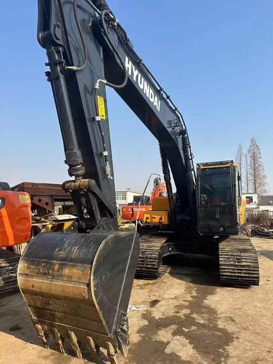 2010 Hyundai 210-9 crawler excavator, front three-quarter view 2010 Hyundai 210-9 crawler excavator, front three-quarter view