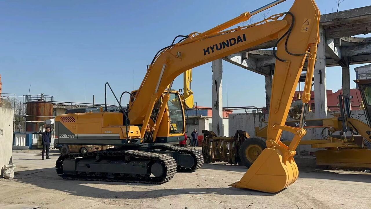 2015 Hyundai R220LC-9S crawler excavator, side view 2015 Hyundai R220LC-9S crawler excavator, side view
