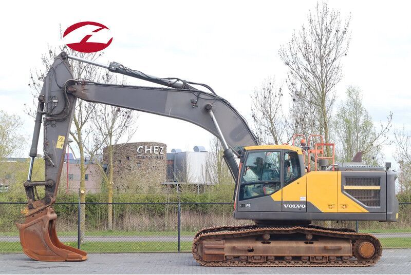 2016 Volvo EC300EL crawler excavator, side view