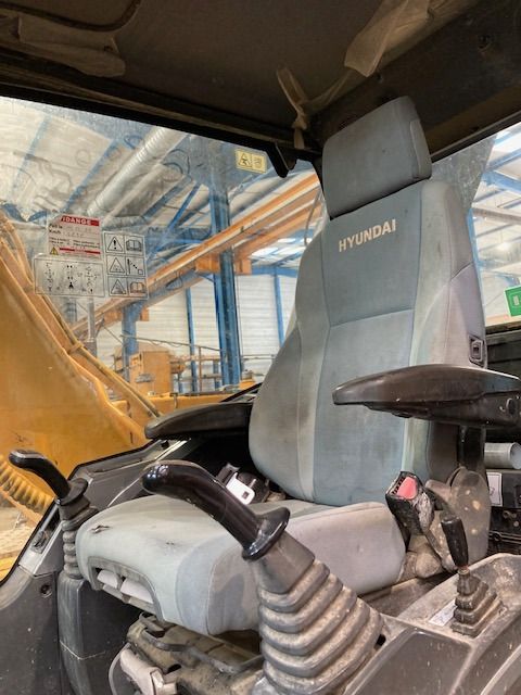 2011 Hyundai R180LC-9 crawler excavator interior cab view 2011 Hyundai R180LC-9 crawler excavator interior cab view