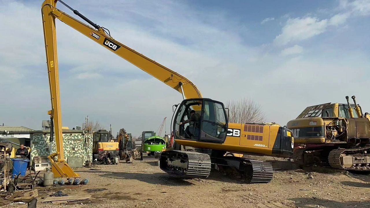 2019 JCB JS220LC crawler excavator side view