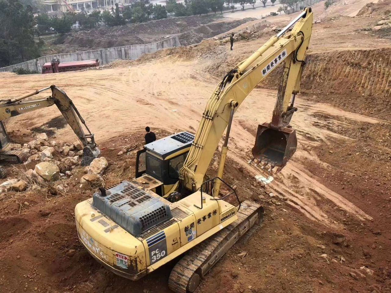 2017 Komatsu PC350-7 crawler excavator, high-angle rear view 2017 Komatsu PC350-7 crawler excavator, high-angle rear view