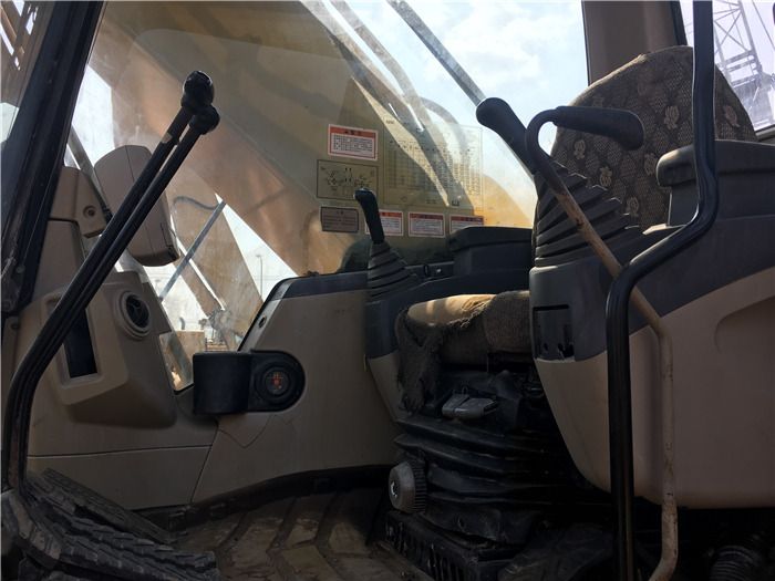 2015 Caterpillar 325C crawler excavator interior view 2015 Caterpillar 325C crawler excavator interior view