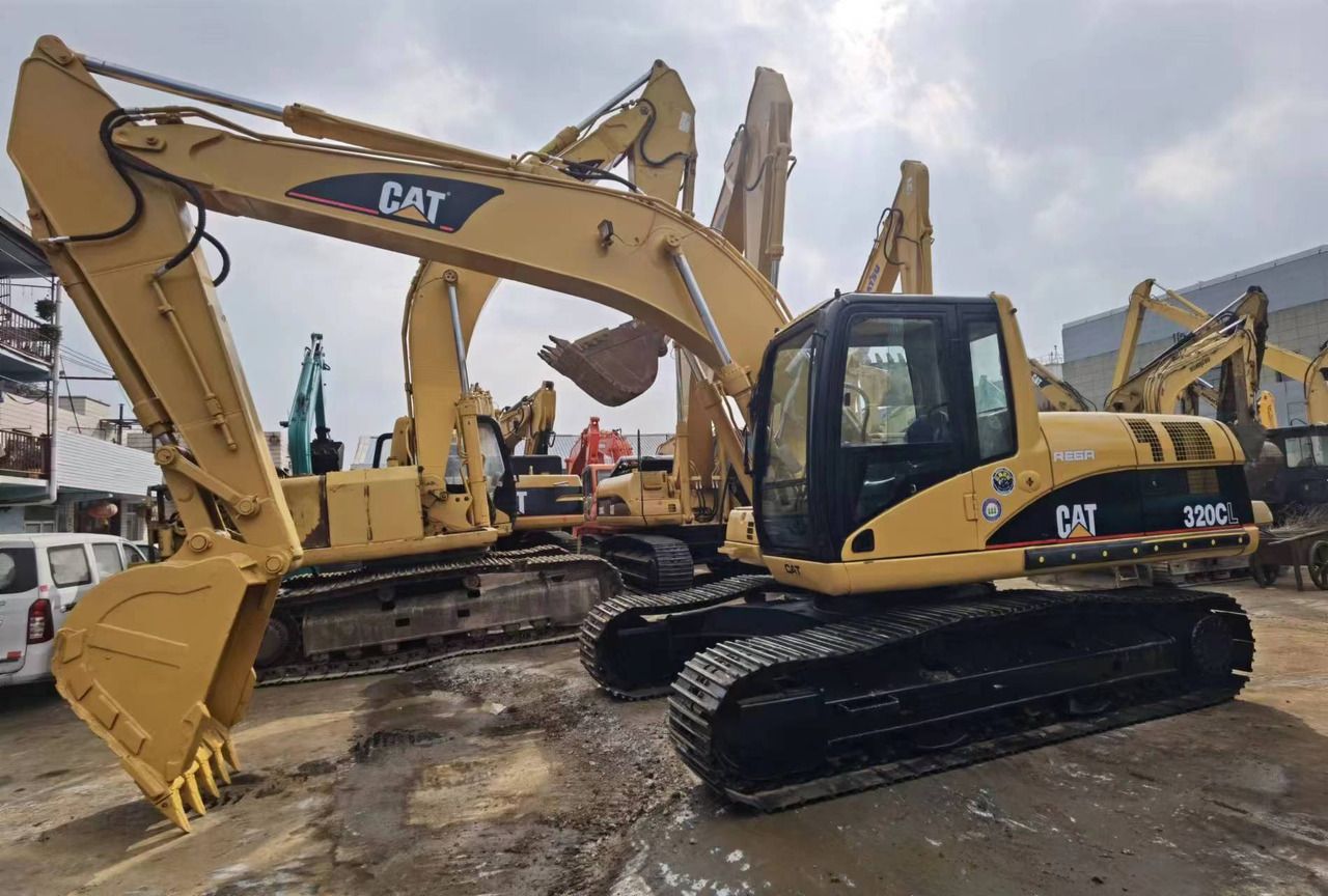 Pelle sur chenilles Caterpillar 320CL de 2015, vue trois-quarts avant