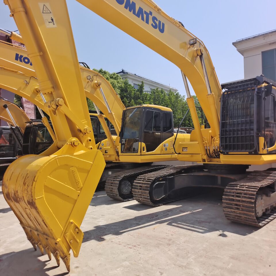 2025 Komatsu PC240LC-7 crawler excavator, side view 2025 Komatsu PC240LC-7 crawler excavator, side view