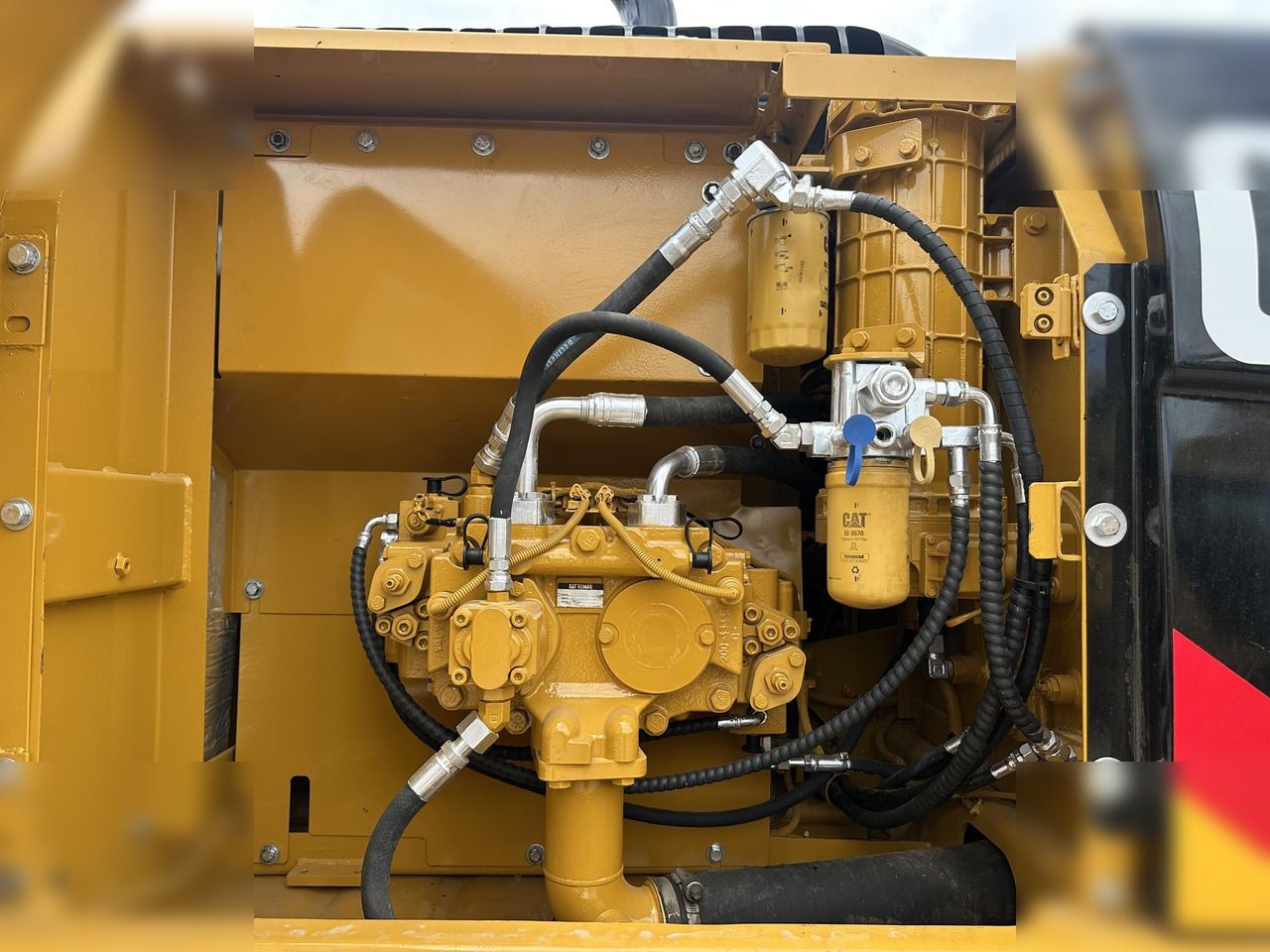 2022 Caterpillar 320D гусеничный экскаватор, деталь моторного отсека 2022 Caterpillar 320D гусеничный экскаватор, деталь моторного отсека
