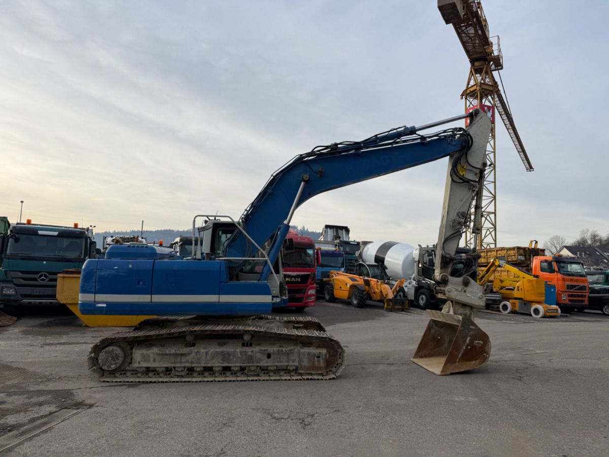 2011 Komatsu PC210LC-8 crawler excavator, side view 2011 Komatsu PC210LC-8 crawler excavator, side view