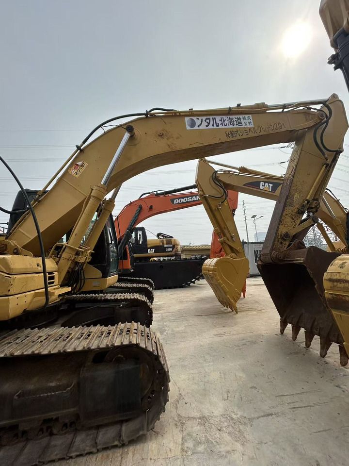 Гусеничный экскаватор 2008 Caterpillar 320D, вид сбоку Гусеничный экскаватор 2008 Caterpillar 320D, вид сбоку