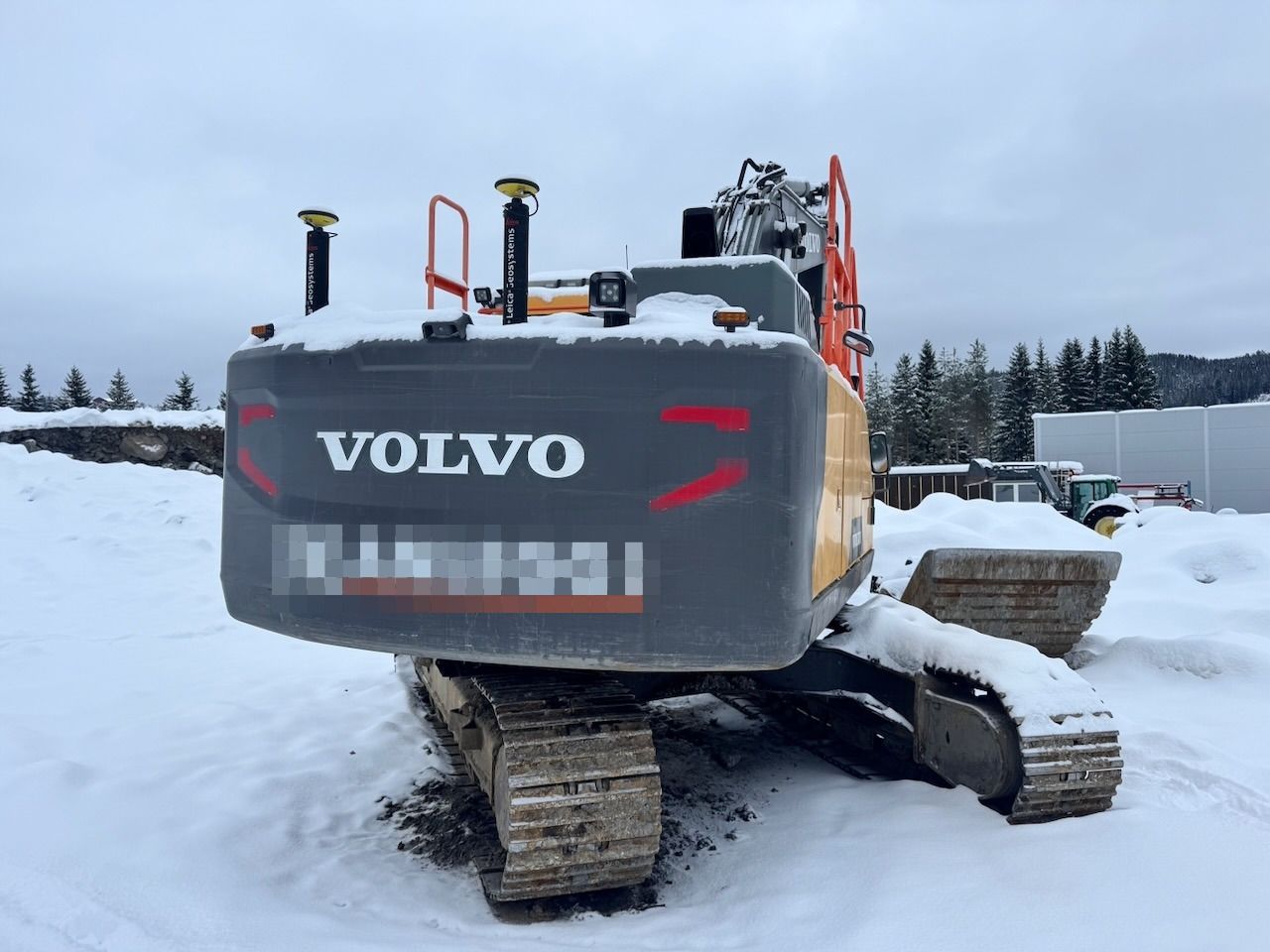 2016 Volvo EC220EL crawler excavator rear view