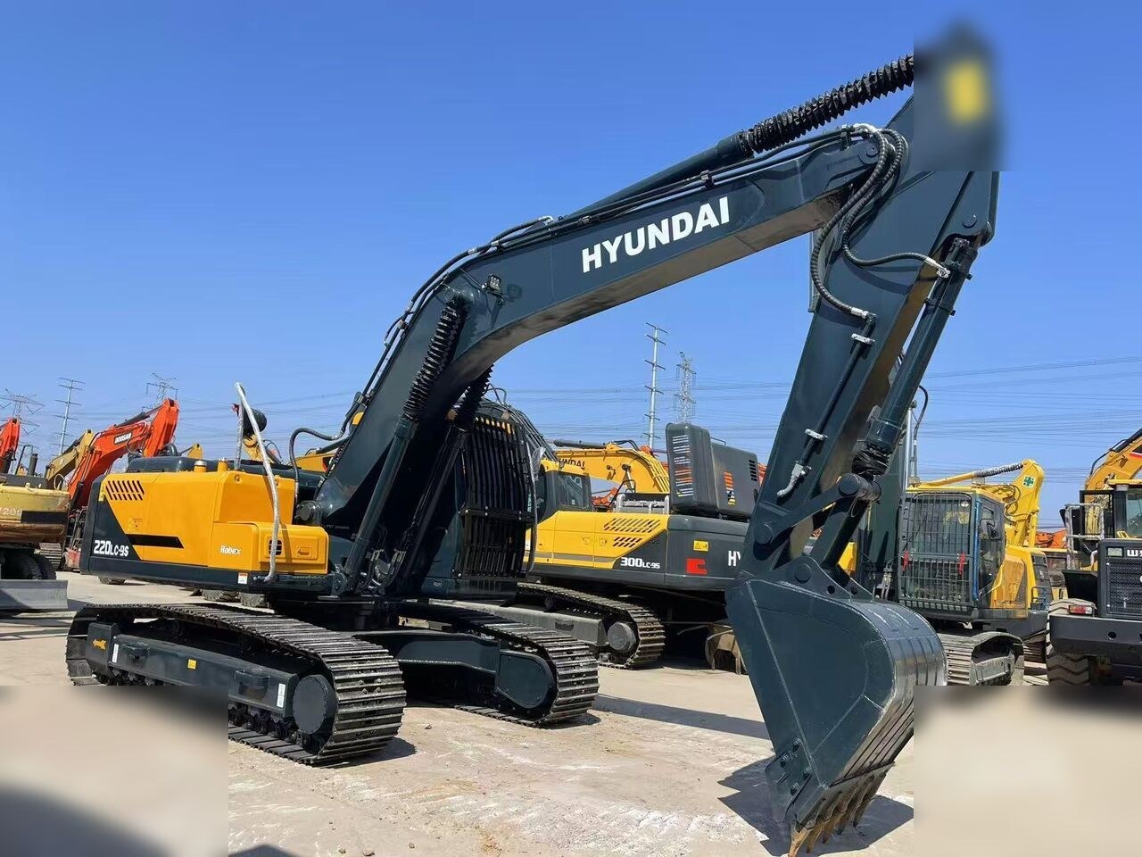 2019 Hyundai R220LC-9S crawler excavator, side view 2019 Hyundai R220LC-9S crawler excavator, side view