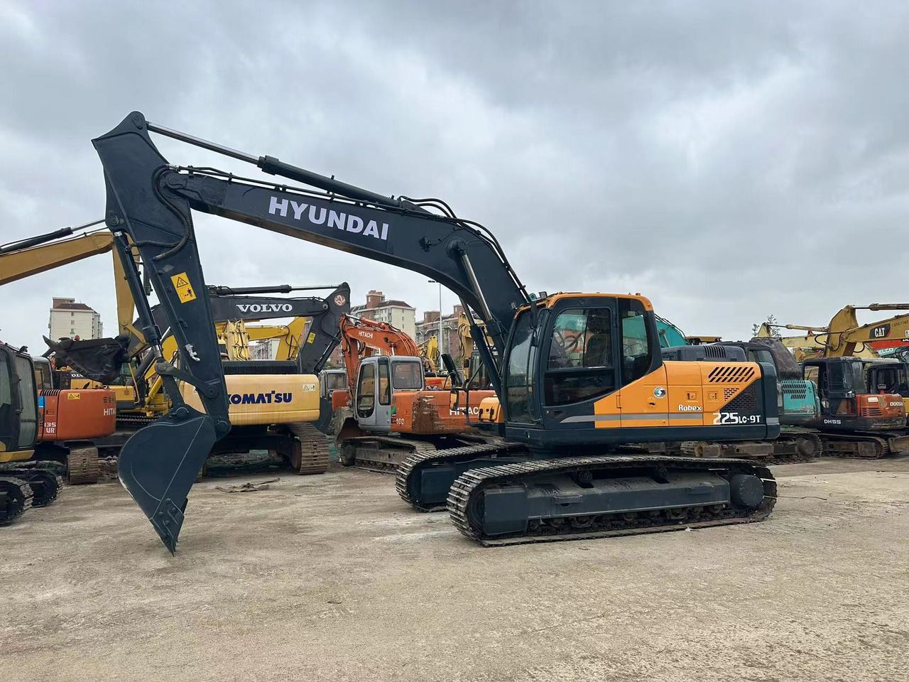2024 Hyundai R225LC-9T crawler excavator, side profile view 2024 Hyundai R225LC-9T crawler excavator, side profile view
